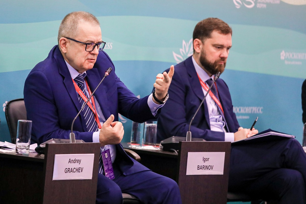 Вице-президент компании "Норникель" по федеральным и региональным программам Андрей Грачев и руководитель Федерального агентства по делам национальностей РФ Игорь Баринов - участники Восточного экономического форума. Владивосток, сентябрь 2022 г. Фото: пресс-служба Норникеля