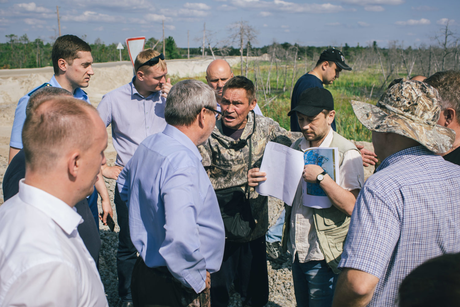 Хранитель озера Имлор Сергей Кечимов рассказывает экспертам Совета по правам человека при президенте РФ об уроне окружающей среде, который наносит деятельность нефтяников в ХМАО. Август 2019 г.