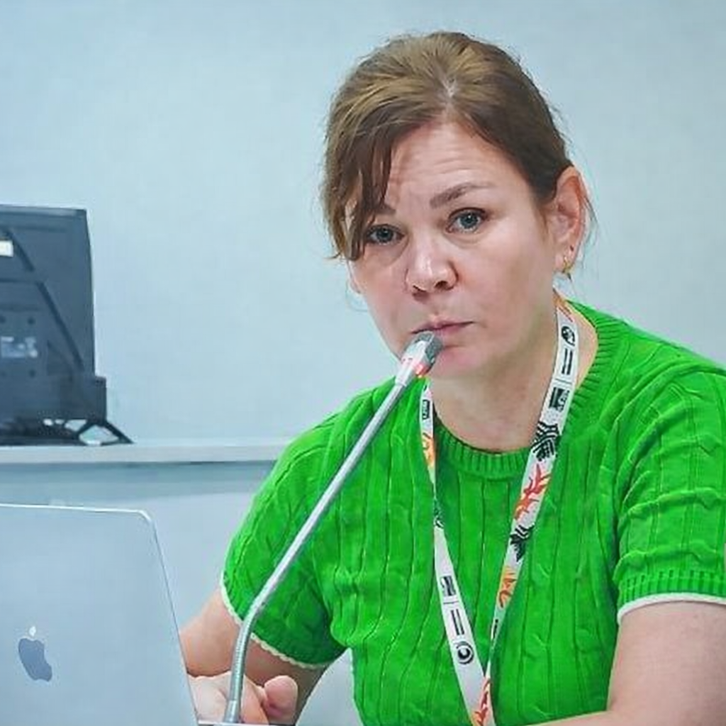 за конференц-столом